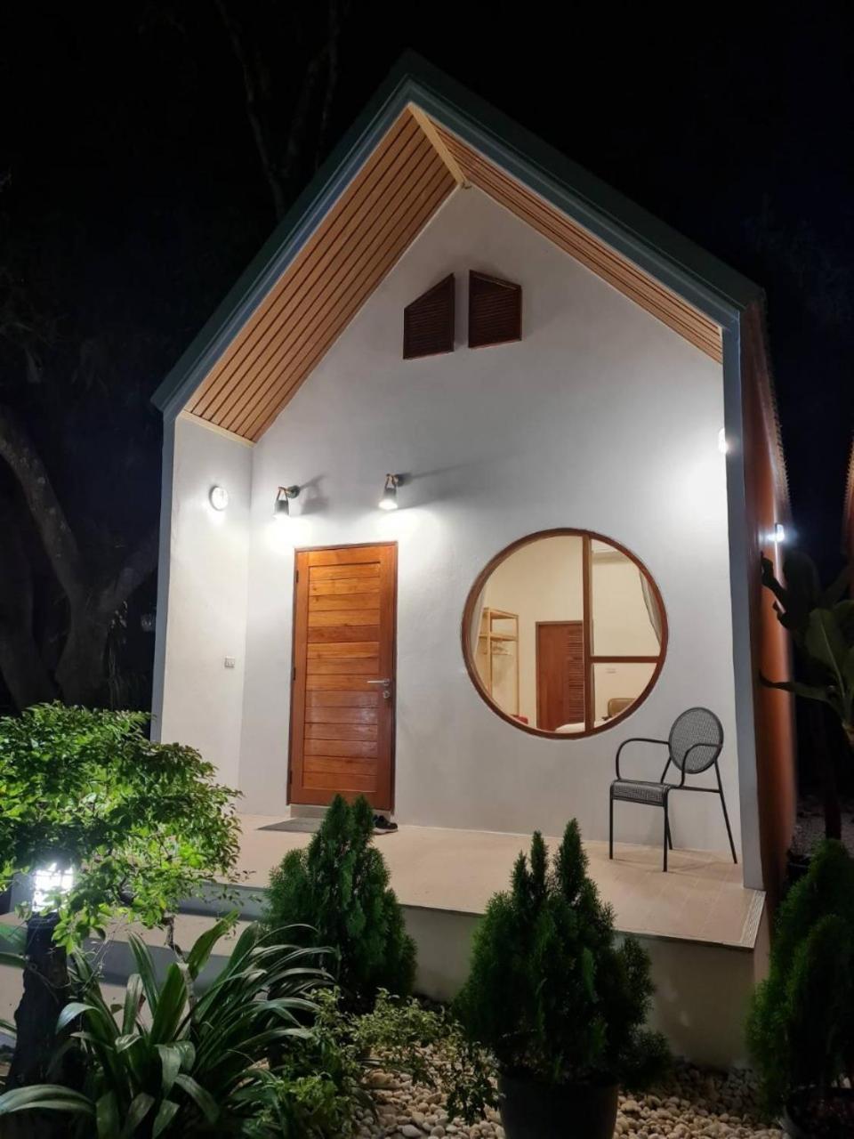 Baan Pong Tara Hotell Suan Phueng Exteriör bild
