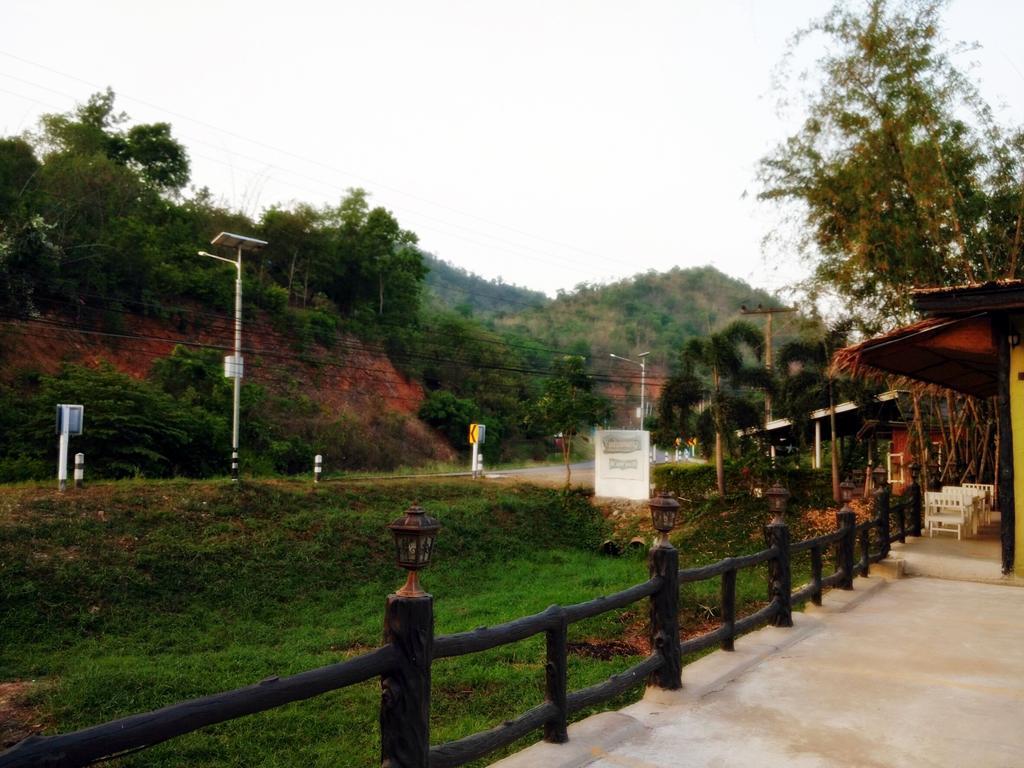 Baan Pong Tara Hotell Suan Phueng Exteriör bild